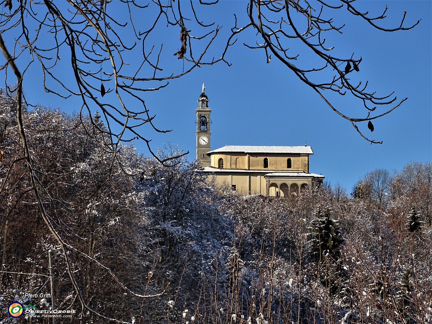 11 Zoom verso la vicina chiesa di Miragolo S. Salvatore.JPG